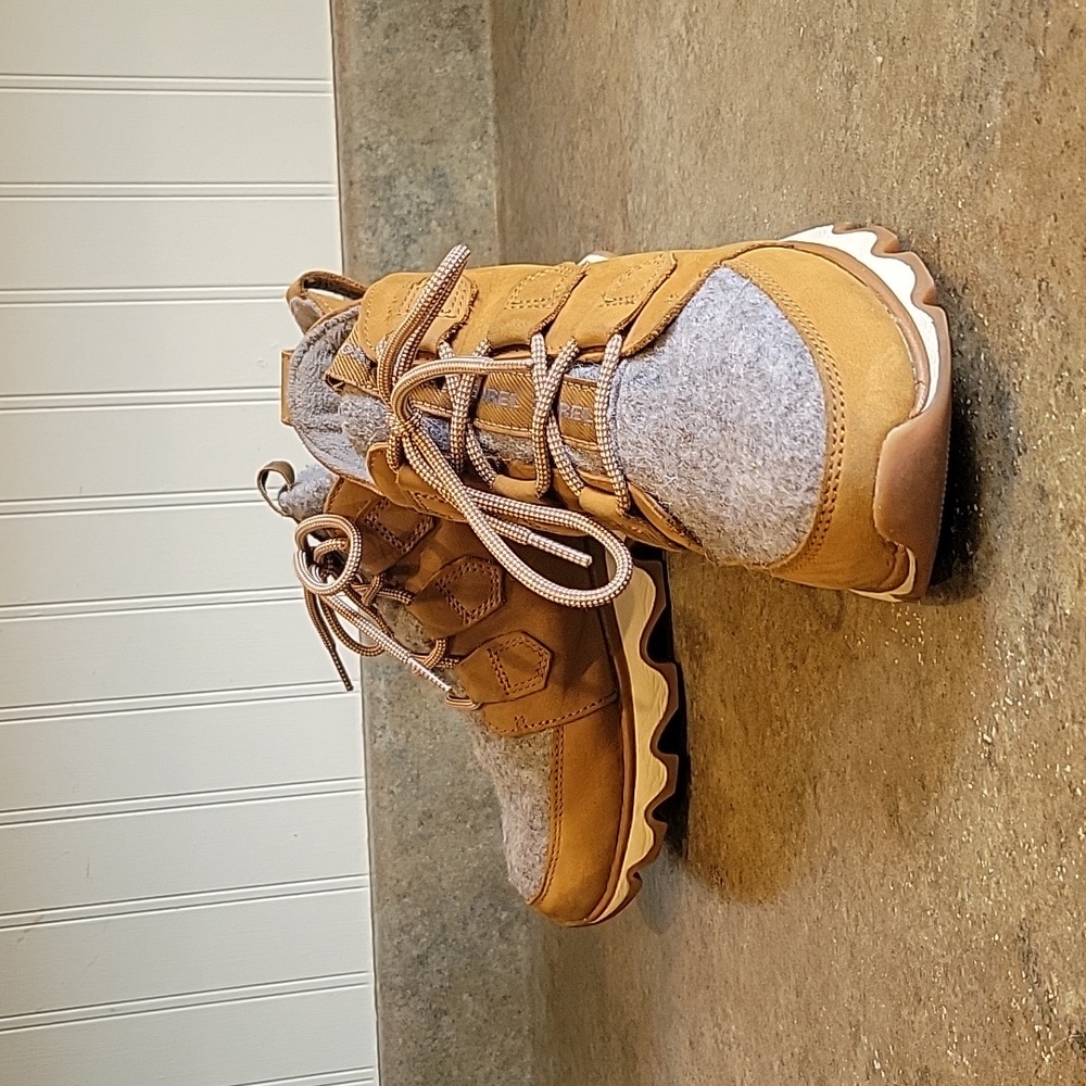 EUC Wms Sorel Camel/Gray Kinetic Sneaker Boot Sz 7